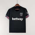 Maillot de football West Ham 2022/23 Le 12 -ème Maillot, vue de face avec logo et détails du design.