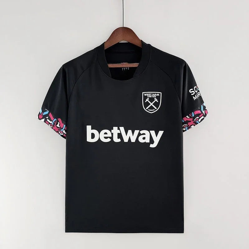 Maillot de football West Ham 2022/23 Le 12 -ème Maillot, vue de face avec logo et détails du design.