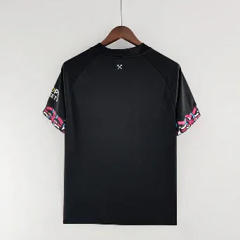 Maillot West Ham 2022/23 Le 12 -ème Maillot, vue de face, logo West Ham et détails du maillot de football.