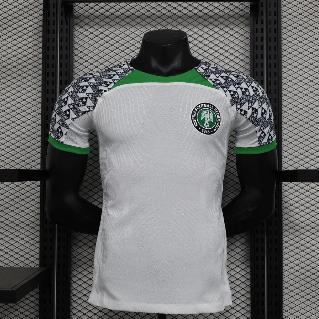 Maillot extérieur du Nigeria 2023/24 de la marque Le 12, vue de face avec détails des couleurs et logo national.