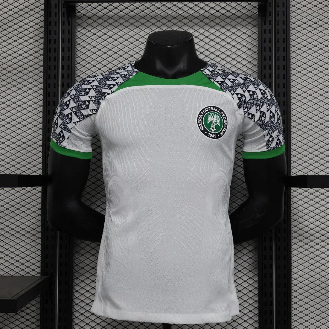 Maillot extérieur du Nigeria 2023/24 de la marque Le 12, vue de face avec détails des couleurs et logo national.