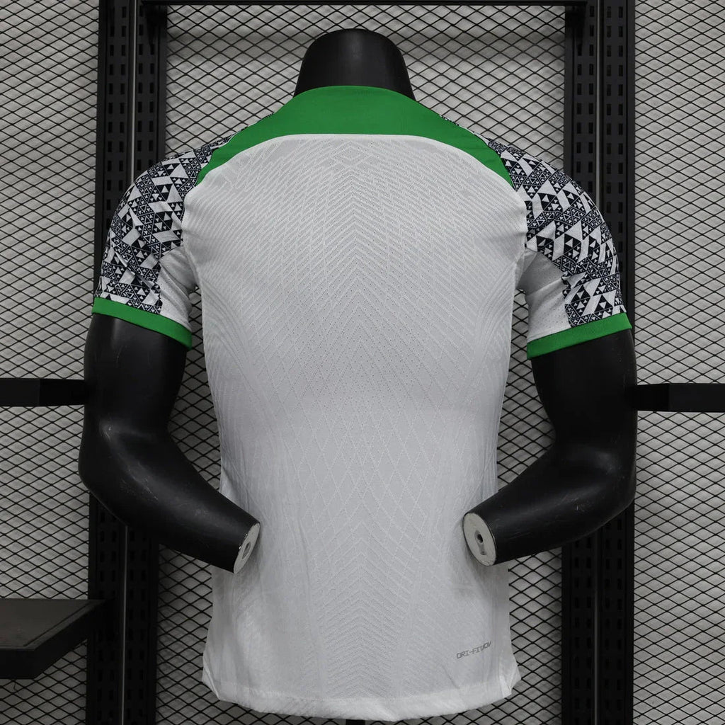 Maillot extérieur du Nigeria 2023/24 de Le 12, vue de face avec logo et détails du design sportif.