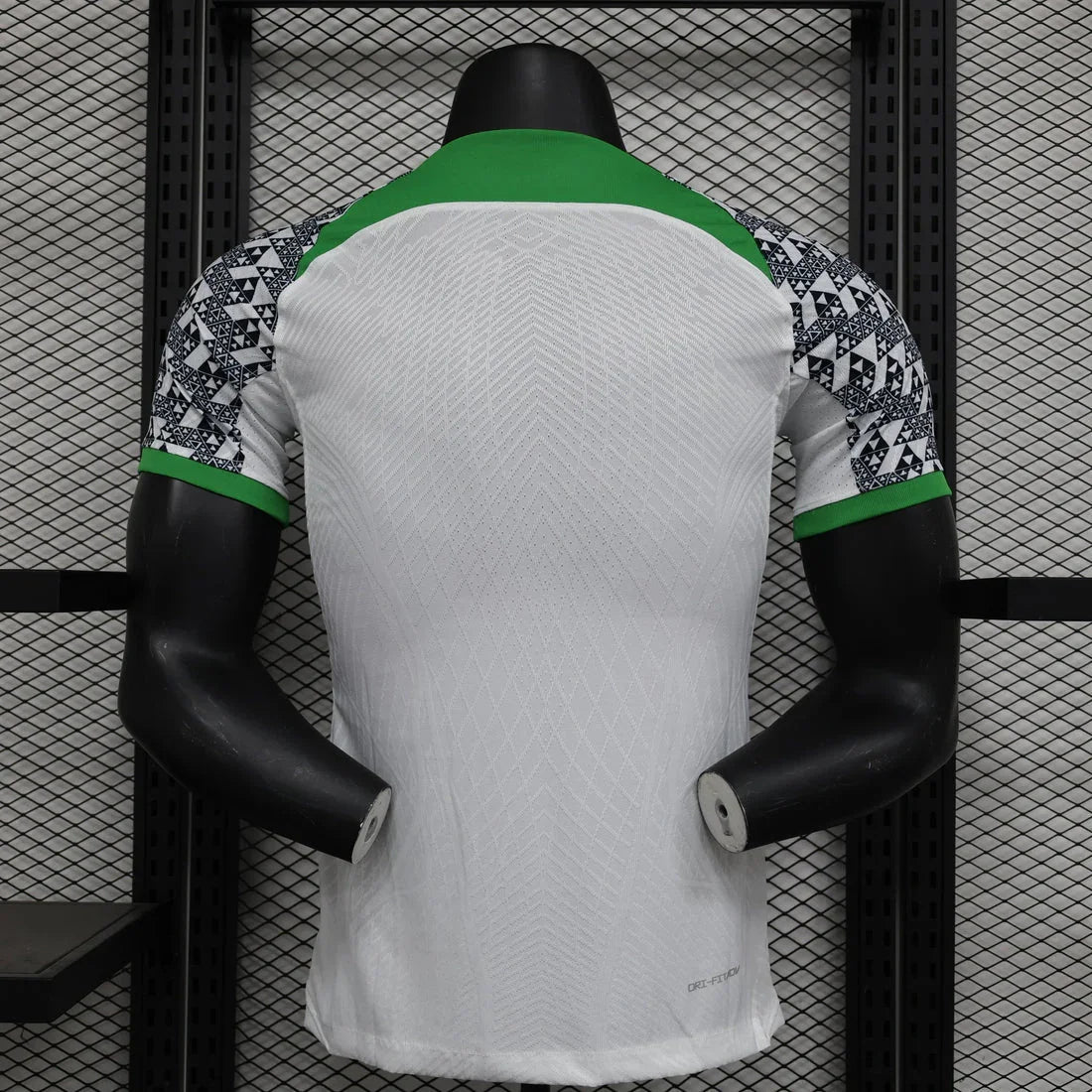 Maillot extérieur du Nigeria 2023/24 de Le 12, vue de face avec logo et détails du design sportif.