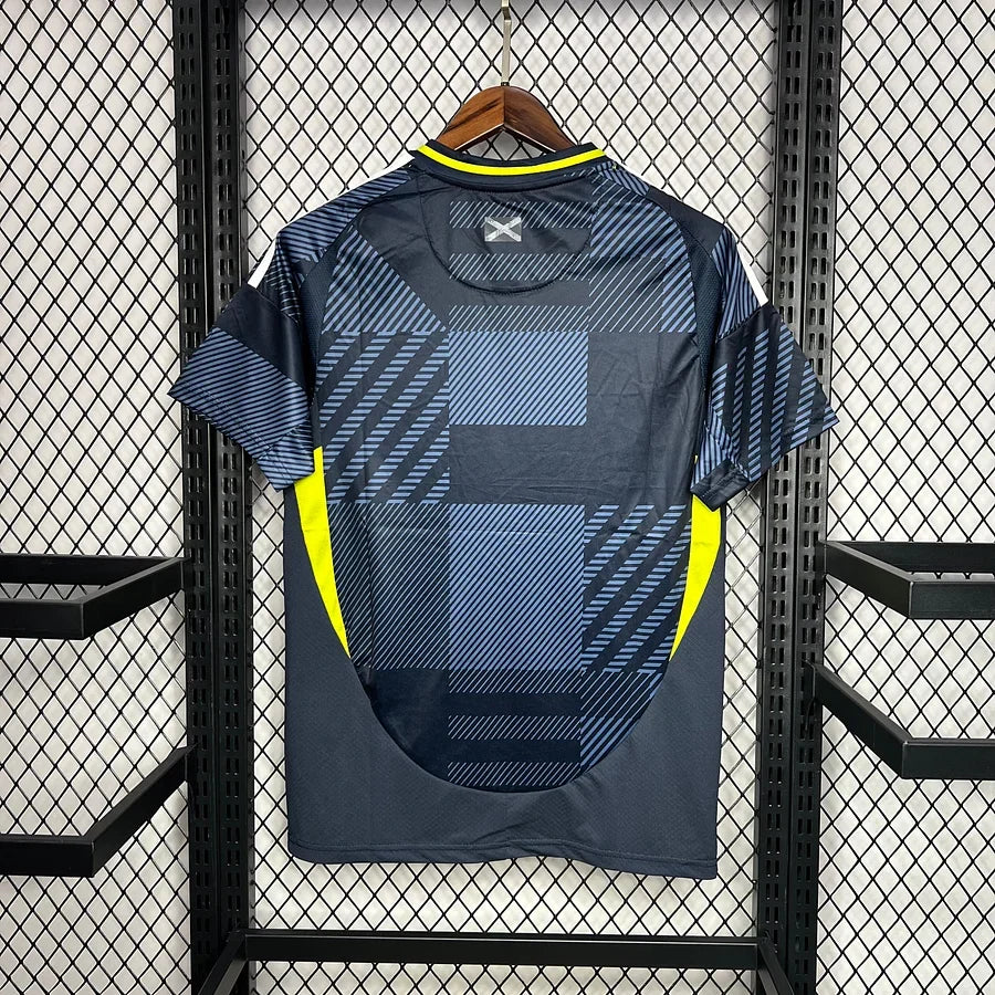 Maillot extérieur écossais 2024/25 Le 12, design traditionnel avec motifs verts et bleus, vue de face sur fond blanc