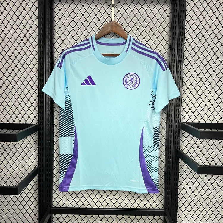 Maillot écossais 2024/25 Le 12 -ème Maillot, tissu à carreaux verts et bleus, vue de face sur fond blanc
