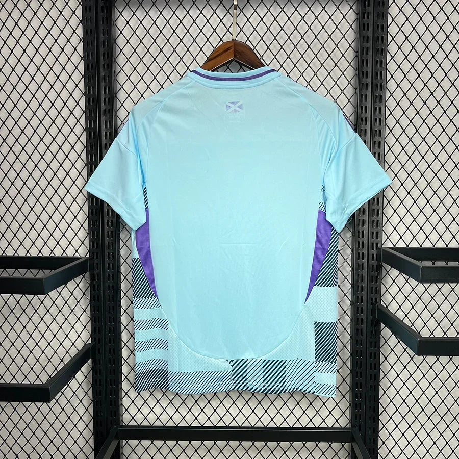 Maillot écossais 2024/25 Le 12 -ème Maillot, design traditionnel en tartan avec détails en blanc et vert, sur mannequin blanc.