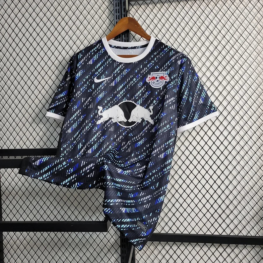 Maillot RB Leipzig 2023/24 Le 12 -ème Maillot, maillot de football avec logo et design de l'équipe sur le devant.