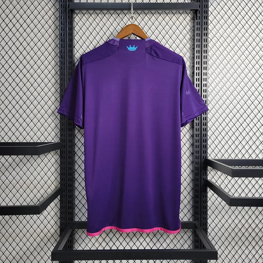 Maillot extérieur Charlotte FC 2023/24 Le 12 -ème Maillot, vue de face avec logo et détails du design bleu et blanc.
