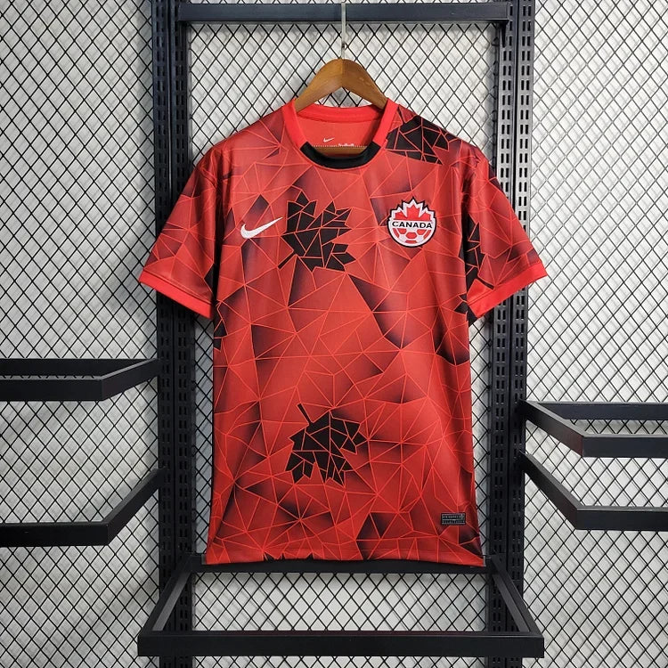 Maillot de hockey Canada 2023/24 Le 12 -ème Maillot, logo du Canada et design sportif visible sur le vêtement.