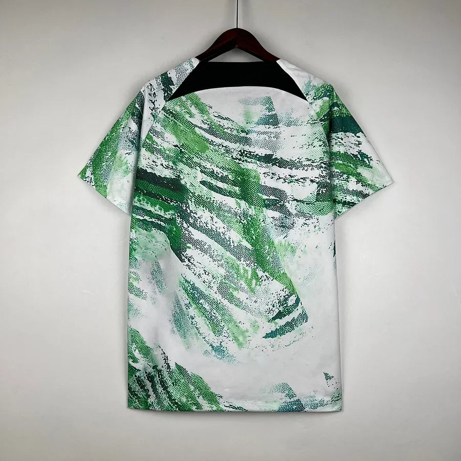 Maillot Nigeria Concept 2024 de Le 12, équipé de détails colorés et logo national sur le devant, porté par un mannequin.