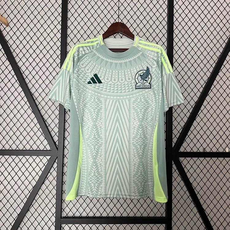 Maillot extérieur de l'équipe du Mexique 2024/25 de Le 12, vue de face, avec logo et design coloré.
