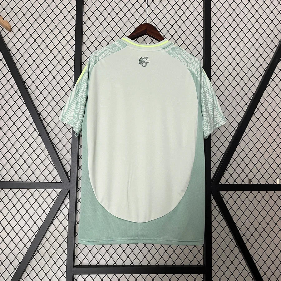 Maillot extérieur du Mexique 2024/25 Le 12, design officiel avec logo et détails colorés, vue de face.