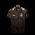 Maillot extérieur de l'équipe d'Allemagne pour la Coupe du Monde 2022, marque Le 12, vue en gros plan.