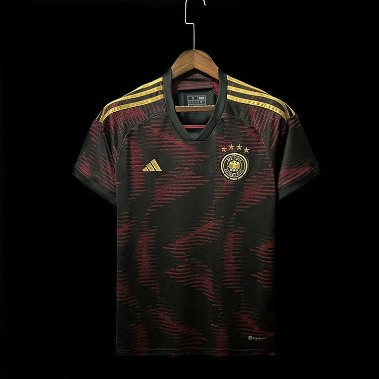 Maillot extérieur de l'équipe d'Allemagne pour la Coupe du Monde 2022, marque Le 12, vue en gros plan.