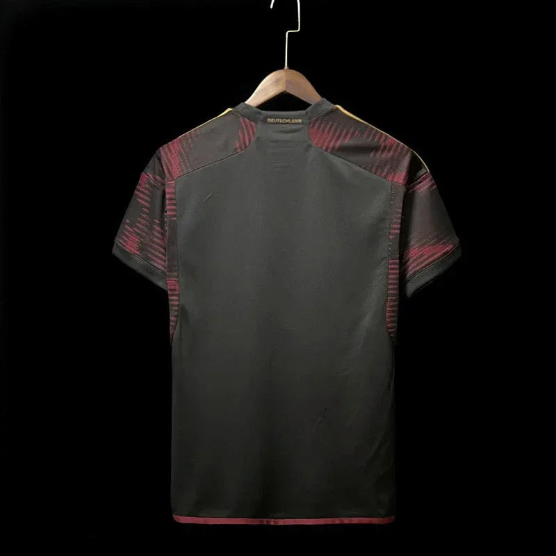 Maillot extérieur de l'Allemagne pour la Coupe du Monde 2022, marque Le 12, vue détaillée du design du maillot.