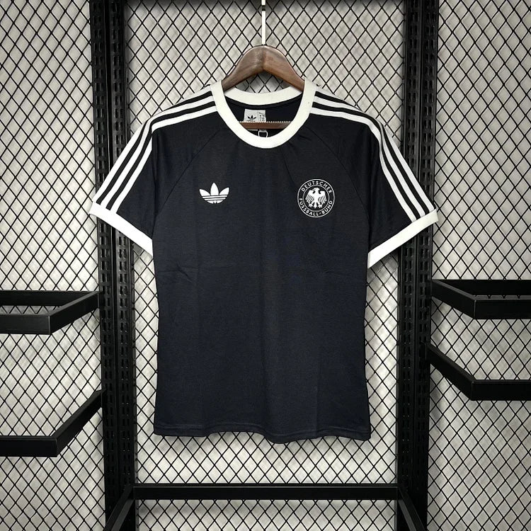 Maillot rétro Allemagne de la marque Le 12 -ème Maillot, vue de face avec détails et couleurs emblématiques.