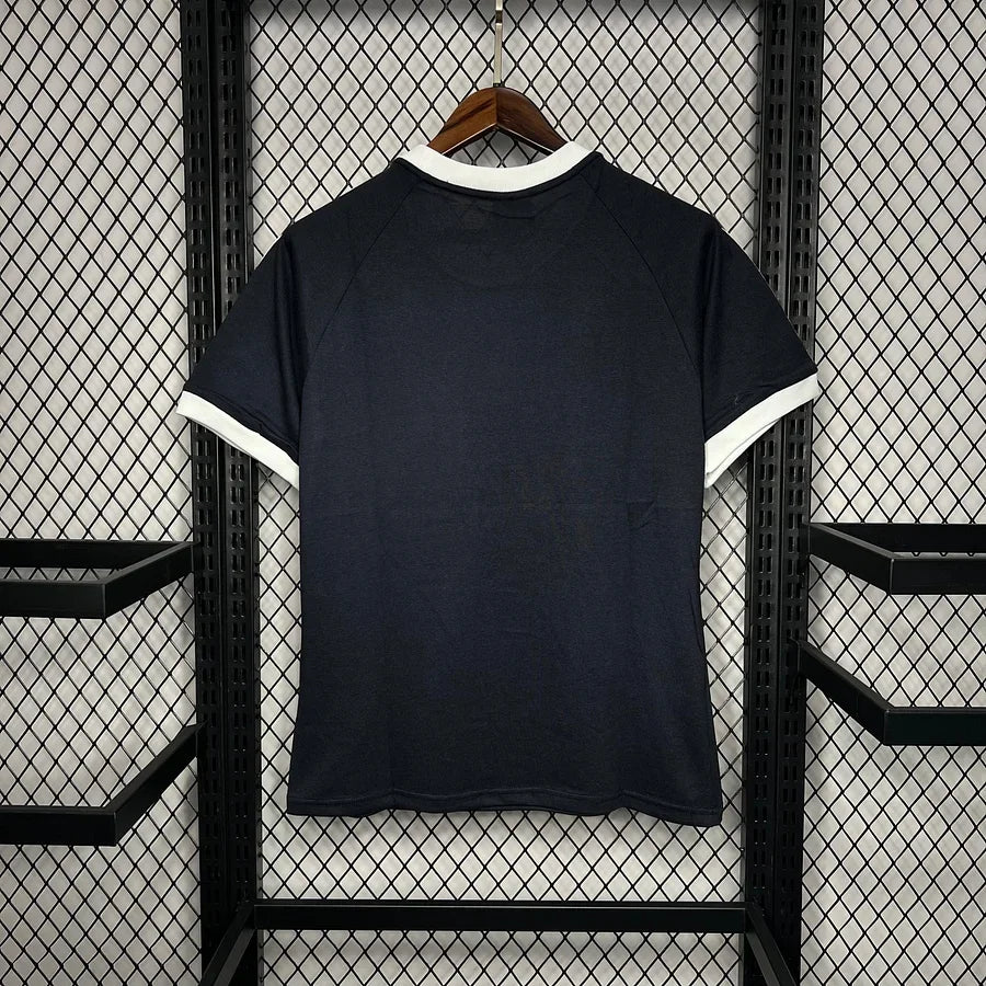 Maillot rétro de l'équipe d'Allemagne, marque Le 12 -ème Maillot, en tissu sportif avec couleurs traditionnelles allemandes.