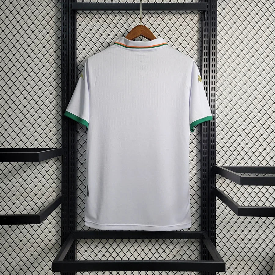 Maillot Venise 2023/24 de Le 12 -ème Maillot, vue de face, en tissu technique avec logo sur la poitrine.