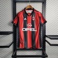 Maillot rétro AC Milan 1999, maillot de football vintage Le 12 -ème Maillot, vue frontale avec logo et détails du design.