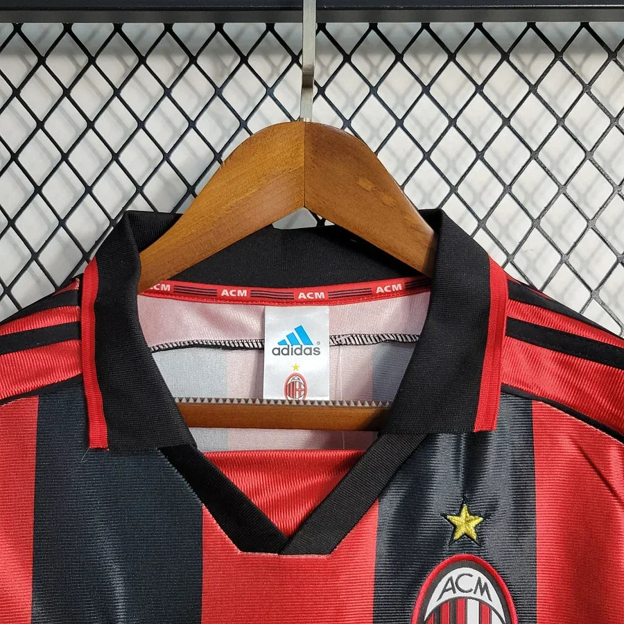 Maillot rétro AC Milan 1999 Le 12 -ème Maillot, maillot de football rouge avec logo et détails vintage, vue de face