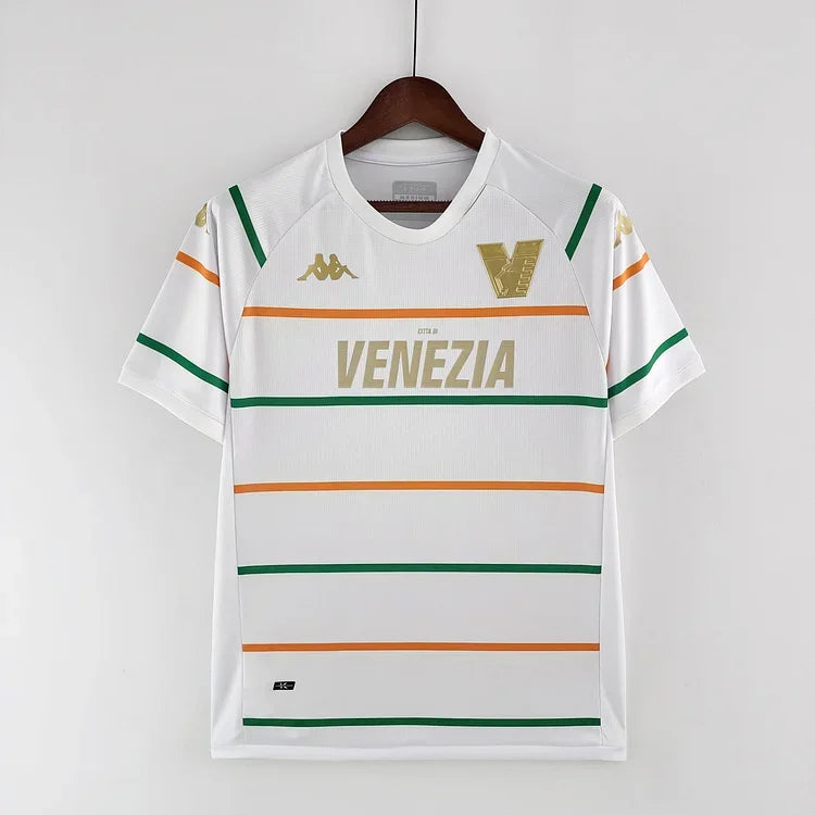 Maillot de football Venise 2023/24 Le 12 -ème Maillot, vue de face, avec logo et détails du design sur le tissu.