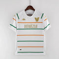 Maillot de football Venise 2023/24 Le 12 -ème Maillot, vue de face, avec logo et détails du design sur le tissu.