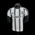 Maillot Juventus 2022/23 de Le 12, maillot de football noir et blanc avec le logo Juventus visible.