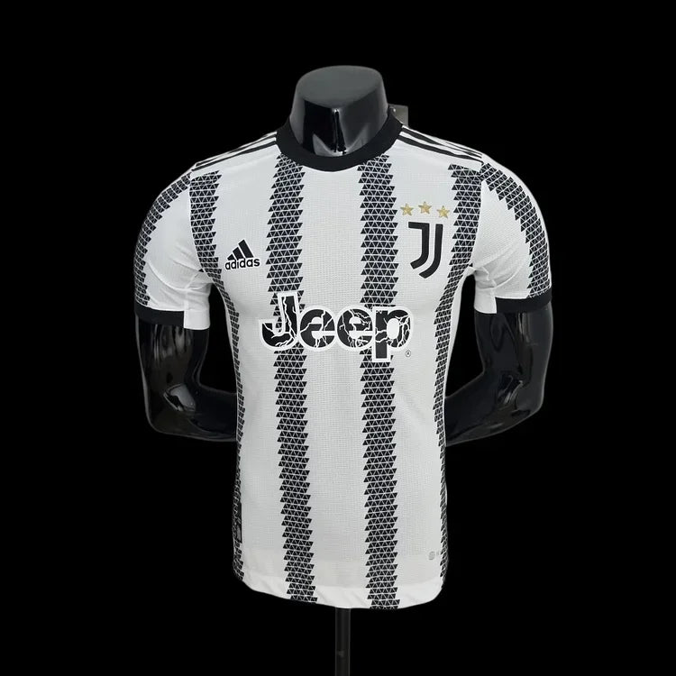 Maillot Juventus 2022/23 de Le 12, maillot de football noir et blanc avec le logo Juventus visible.