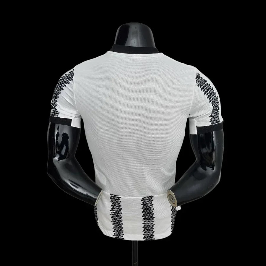 Maillot Juventus 2022/23 Le 12 -ème Maillot, maillot de football blanc avec logo Juventus et détails en noir et blanc.