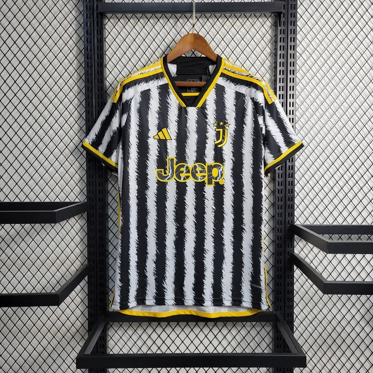 Maillot Juventus 2023/24 Le 12 -ème Maillot, vue front avec logo et détails en blanc et noir sur tissu sportif