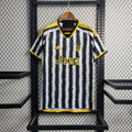 Maillot Juventus 2023/24 Le 12 -ème Maillot, vue front avec logo et détails en blanc et noir sur tissu sportif