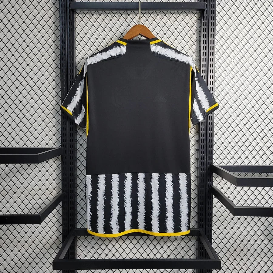 Maillot Juventus 2023/24 Le 12, maillot de football avec logo et détails de l'équipe sur le devant.