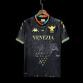 Maillot Venise 2021/22 Le 12 -ème Maillot, maillot de sport avec logo et design coloré, présenté sur un fond neutre.
