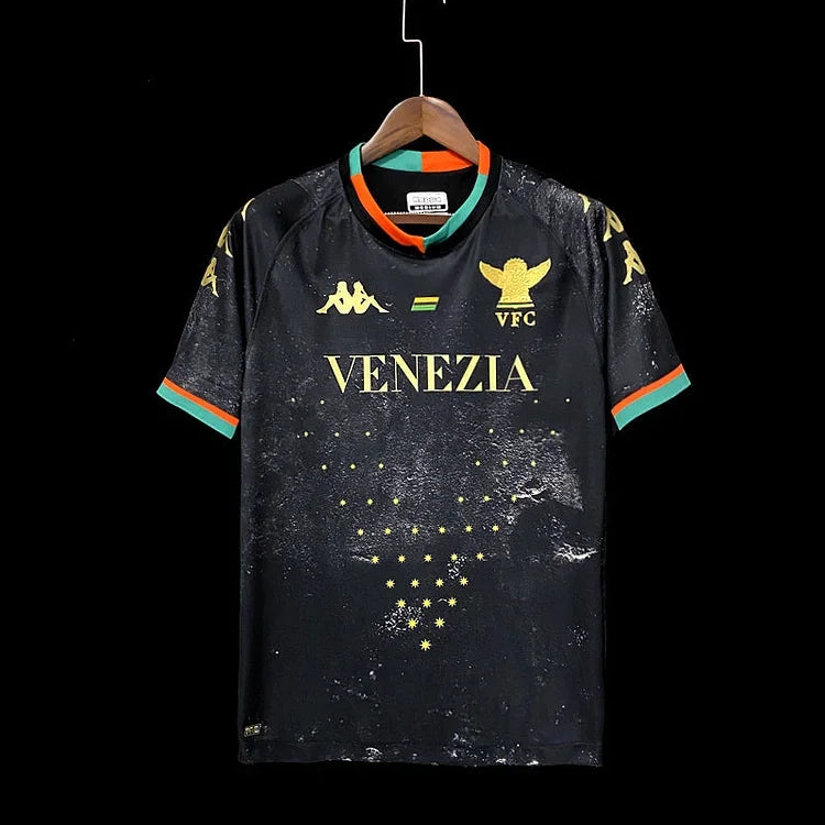 Maillot Venise 2021/22 Le 12 -ème Maillot, maillot de sport avec logo et design coloré, présenté sur un fond neutre.