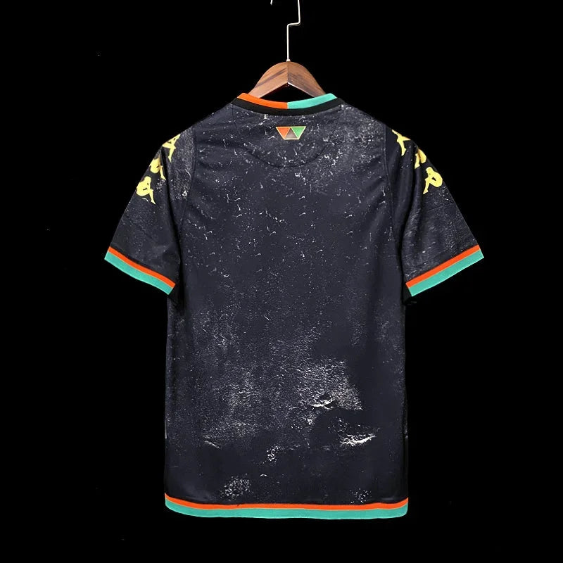 Maillot Venise 2021/22 de Le 12 -ème Maillot, vue de face, couleurs vives et design sportif, tissu en maille respirante.