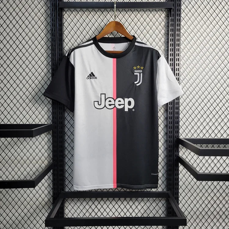 Maillot rétro Juventus 2019/20 de Le 12 -ème Maillot, maillot de football blanc avec logo et détails noirs visibles en image