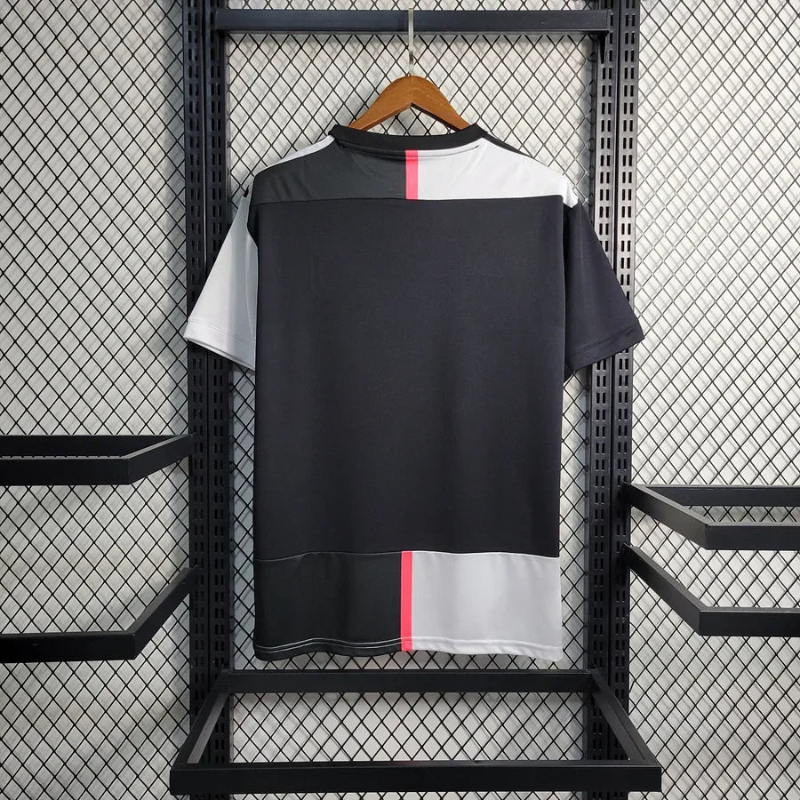 Maillot rétro Juventus 2019/20 Le 12 -ème Maillot, logo officiel, détails du tissu et design classique en vue frontale.