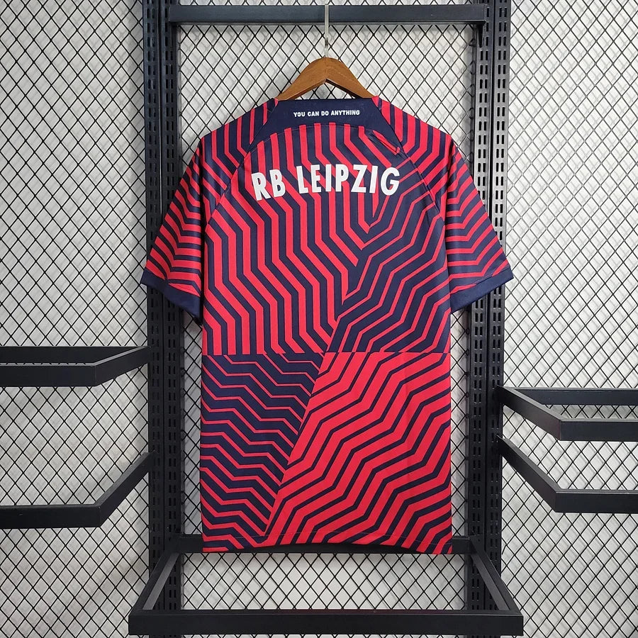 Maillot RB Leipzig 2023/24 Le 12, maillot de football avec logo et détails du club sur le devant.