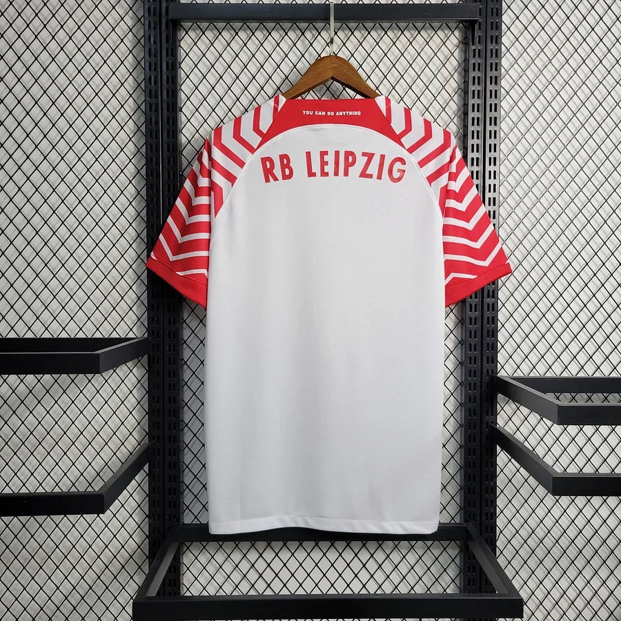 Maillot de football Leipzig 2023/24 Le 12, maillot officiel avec logo et détails du club, vue de face sur fond blanc