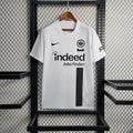 Maillot de football FC Francfort 2023/24 Le 12, vue de face avec logo et détails du design blanc et rouge.