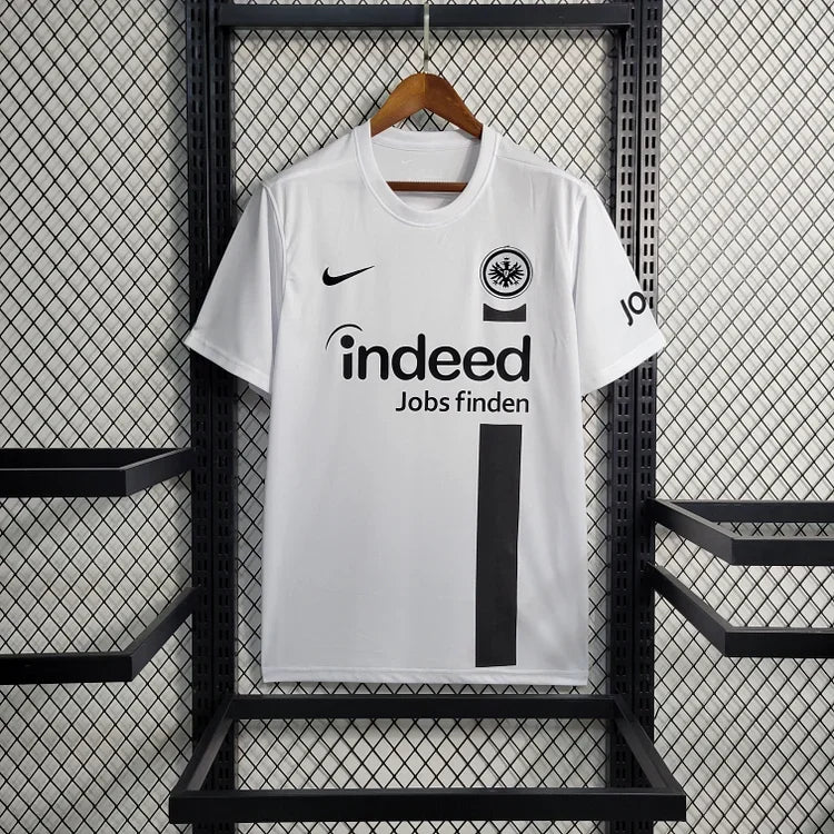 Maillot de football FC Francfort 2023/24 Le 12, vue de face avec logo et détails du design blanc et rouge.