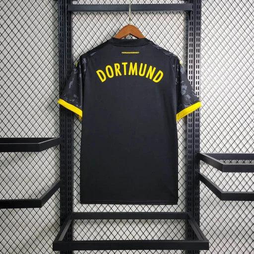 Maillot Borussia Dortmund 2023/24 de Le 12 -ème Maillot, devant avec logo et design officiel, vue rapprochée sur le tissu.