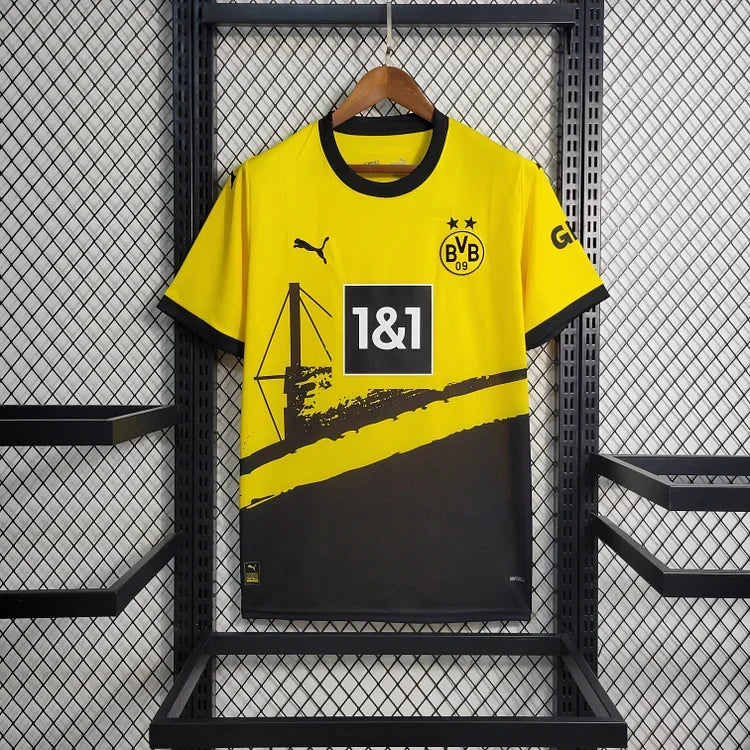 Maillot Borussia Dortmund 2023/24 Le 12 -ème Maillot, maillot de football avec logo et design officiel, vue frontale.