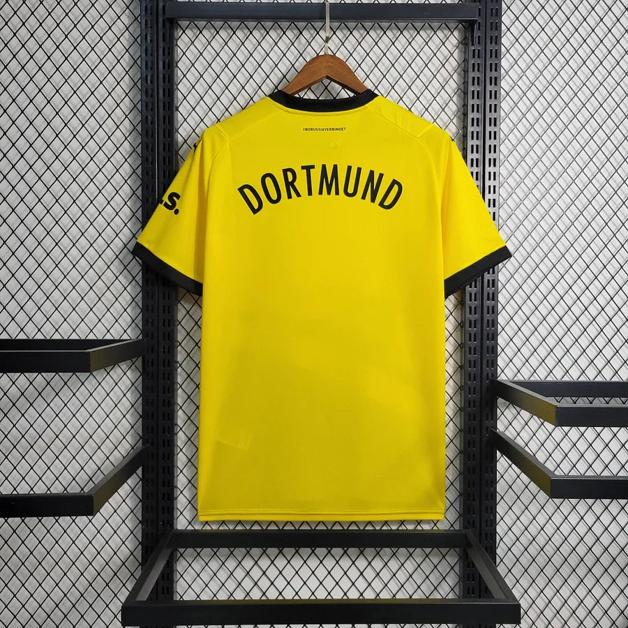 Maillot Borussia Dortmund 2023/24 Le 12 -ème Maillot, vue de face avec logo et design officiel.