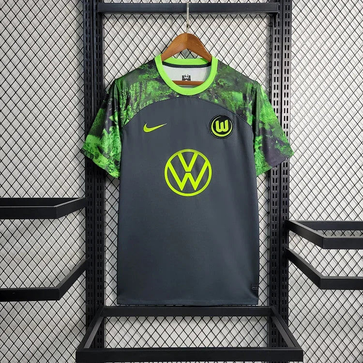 Maillot Wolfsburg Le 12 -ème Maillot, maillot de football bleu avec logo Wolfsburg visible sur le devant.