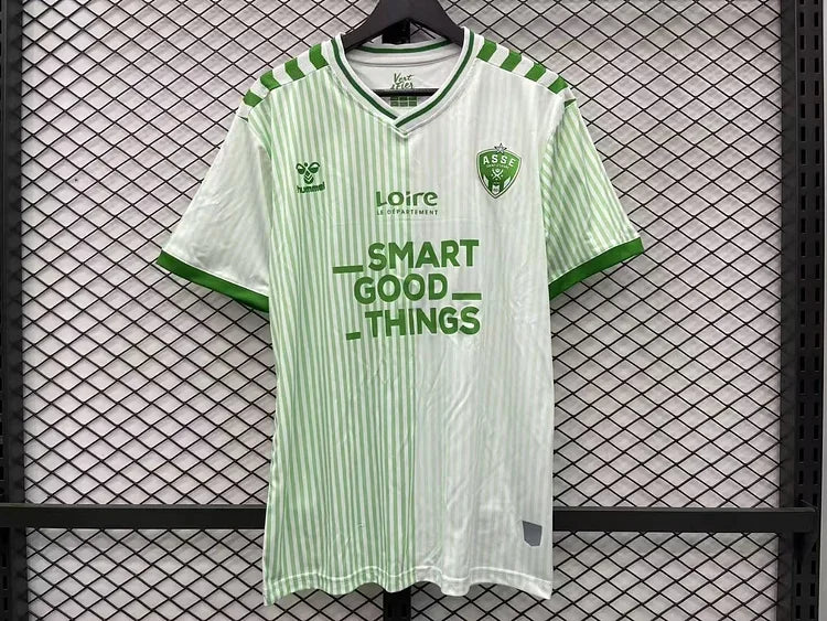 Maillot extérieur du Saint-Étienne 2022/23 de la marque Le 12, vue en gros plan avec logo et détails de l'équipe.