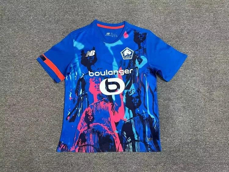 Maillot Lille 2023/24 troisième, Le 12 -ème Maillot, en tissu bleu avec logo et détails de l'équipe, porté sur un mannequin.