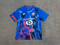 Maillot Lille 2023/24 troisième, Le 12 -ème Maillot, en tissu bleu avec logo et détails de l'équipe, porté sur un mannequin.