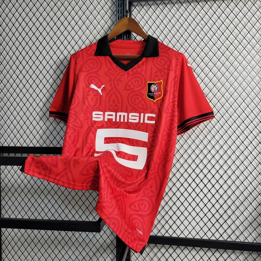 Maillot domicile Rennes 2023/24 Le 12 -ème Maillot, maillot de football rouge avec logo et détails officiels.