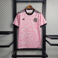 Maillot Flamengo 2023/24 Le 12 -ème Maillot, maillot de football rouge avec le logo du club et détails de la saison 2023/24